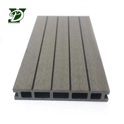 Deck de WPC exterior moderno oco para varanda de jardim privado