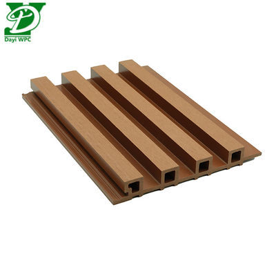 A decoração externa moderna usa o popular revestimento de parede externa WPC de superfície de calha